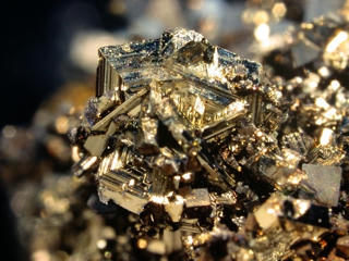 Những loại đá tự nhiên tuyệt đẹp nhưng có thể 'giết người trong chớp mắt'