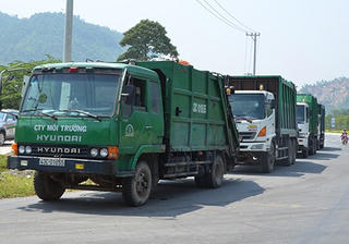Dân chặn đường không cho xe rác vào bãi rác