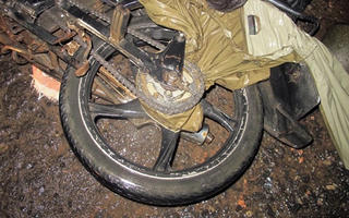 Lâm Đồng: Hy hữu một người bị áo mưa siết cổ tử vong