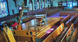 Mỹ: Bắt giữ người phụ nữ điên cuồng phá hủy cây thánh giá trong nhà thờ