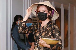 [ẢNH] 'Sao' Việt trong ngày: Hariwon hóa gái quê đi 'đánh ghen' ở họp báo