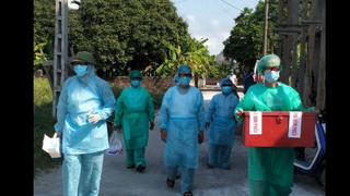 [ẢNH] Thái Bình: Mang hòm phiếu đến tận giường cử tri trong khu phong tỏa