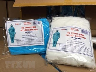 Truy tố 4 bị can trong đường dây buôn bán trang phục phòng dịch giả