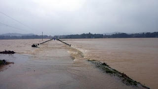 Miền Trung bị chia cắt do lũ lớn