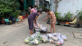 Quận 8 thừa nhận có sai sót khi lập danh sách hỗ trợ người dân nhận trợ cấp