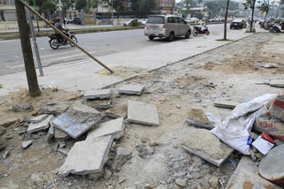 Bí thư Hà Nội truy trách nhiệm vụ đá vỉa hè 'bền 70 năm' nhanh hỏng