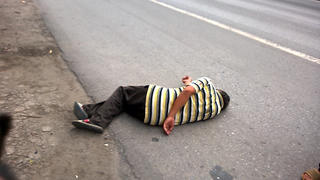 Người đàn ông say rượu ngủ ngay trên quốc lộ