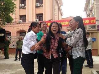 Tòa phúc thẩm trả hồ sơ, vợ bị cáo lạy HĐXX