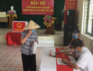 [ẢNH] Hưng Yên: Cử tri khu vực đang giãn cách XH đi bỏ phiếu bầu cử 