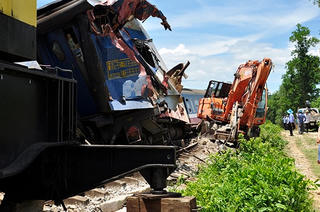 Va chạm với máy xúc, tàu SE3 bị lật nghiêng 4 toa xe