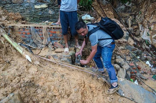 'Hậu trường' tác nghiệp và nỗi vất vả hiểm nguy của nghề báo