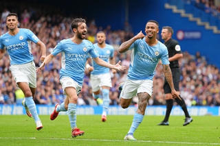 Jesus ghi bàn may mắn, Pep lần đầu đánh bại Tuchel tại Ngoại hạng Anh