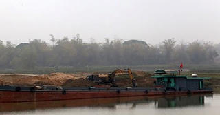 Liên quan vụ khai thác cát ở Bắc Ninh: 3 thanh tra giao thông bị đình chỉ