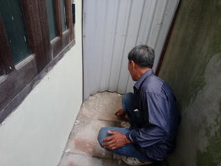 Phát hiện một bé gái bị bỏ rơi ở góc chùa