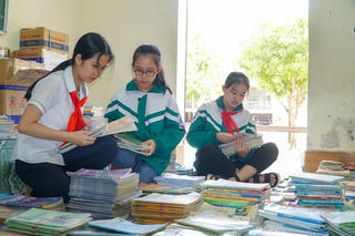 Trong bão lụt có những trang sách học trò không bị ướt