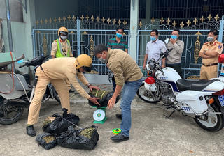 An Giang: Giả làm người bán rau để vận chuyển hơn 16 kg nghi cần sa
