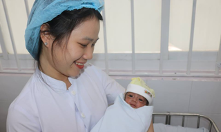 Bé gái sinh non về ăn Tết sau 20 ngày nằm viện