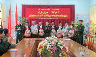 Lữ đoàn Đặc công 198 chúc Tết già làng Tây Nguyên