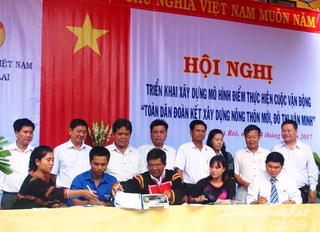 Dốc sức giúp xã nghèo cán đích nông thôn mới