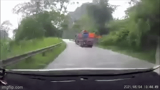 [VIDEO] Vượt ẩu trên đèo Mã Phục, ôtô con gây tai nạn liên hoàn