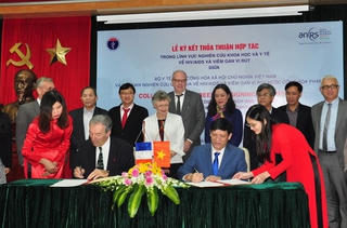 Ký kết hợp tác trong lĩnh vực nghiên cứu khoa học và y tế về HIV/AIDS