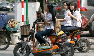 Nghiêm cấm học sinh, sinh viên đi xe máy điện chưa đăng ký