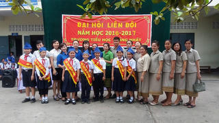 Gieo chữ cho con em kiều bào và học sinh Lào