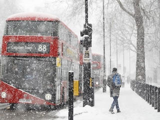 Hoạt động giao thông tại nhiều nơi của Italy, Anh tê liệt do tuyết rơi
