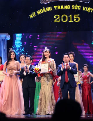 Nữ sinh trường Báo đăng quang Nữ hoàng Trang sức Việt Nam 2015