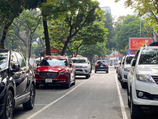 Nghịch lý thu phí đậu xe lòng đường