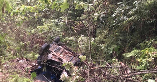 Hòa Bình: Taxi lao xuống vực sâu, 4 người thương vong 