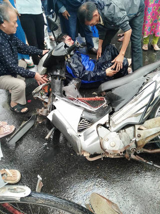 Xe máy va chạm ô tô, một người đàn ông bị thương nặng