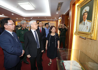 Tổng Bí thư Nguyễn Phú Trọng thắp hương tưởng niệm Đại tướng Nguyễn Chí Thanh