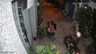 [VIDEO] Liều lĩnh giật điện thoại trong ngõ, thanh niên bị cả xóm truy đuổi