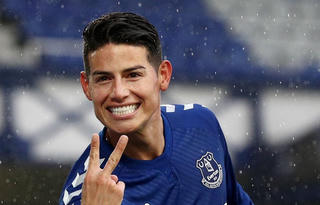 James giúp Everton lên ngôi đầu, Leeds chia điểm với Man City