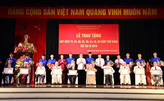 Hà Nội: Trao Huy hiệu Đảng cho các đảng viên lão thành