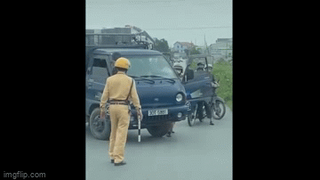 Không chấp hành hiệu lệnh, tài xế 'giằng co' với 2 CSGT giữa đường