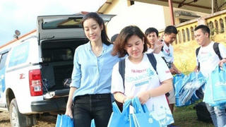 Hoa hậu Đỗ Mỹ Linh và chiếc áo thanh lý trị giá 50.000 đồng