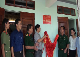 Bàn giao nhà tình nghĩa cho bệnh binh nguyên là trinh sát Biên phòng