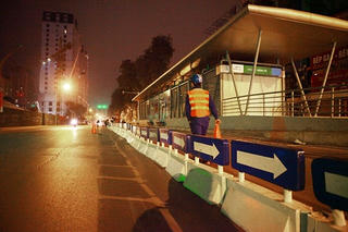 Lắp dải phân cách cứng bảo vệ làn đường buýt nhanh BRT
