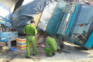 Xe tải bất ngờ sụp xuống cống thoát nước, đè chết nữ công nhân