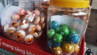 Nguy hại khi kẹo hình mắt người bán tràn lan