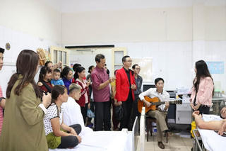 ‘Mang âm nhạc đến bệnh viện’: Món quà tinh thần vô giá