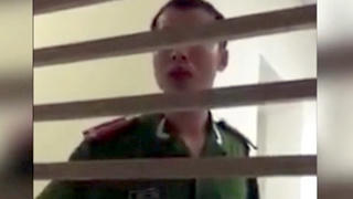 Cảnh sát bị tố nhổ nước bọt vào mặt dân công khai xin lỗi