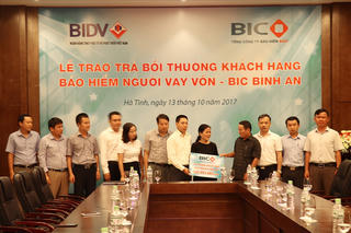 BIC chi trả hơn 800 triệu đồng tiền bảo hiểm người vay vốn cho khách hàng tại Hà Tĩnh