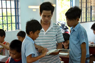 Truyền chữ cho trẻ em nghèo
