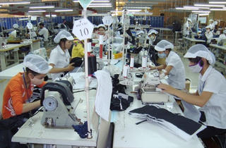Tăng lương tối thiểu vùng: Thấp thỏm, chờ đợi và hi vọng