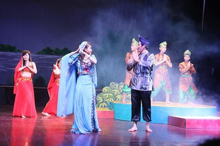 Sân khấu nhộn nhịp đón Xuân