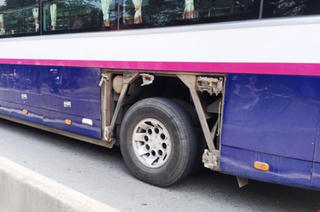 Xe khách nổ lốp, một phụ nữ trọng thương