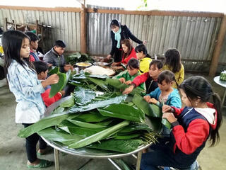 Gia Lai: “Thầy cô cắm bản” gói bánh chưng, mổ heo cho học sinh ăn Tết